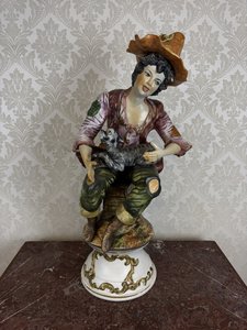 Porcelánová soška ženy se psem