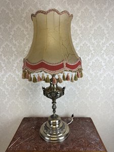 Stolní lampa s kovovým podstavcem a pergamenovým stínidlem