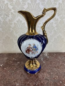 Dekorativní váza z kobaltově modrého porcelánu s rokokovou scénou