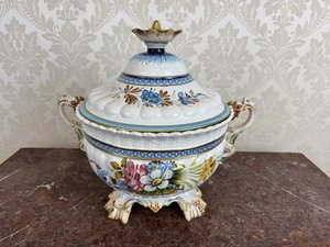 Porcelánová mísa s víkem a květinovým dekorem