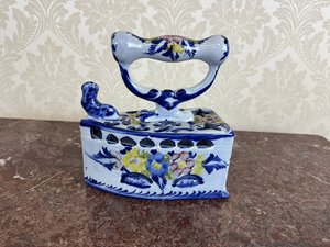 Dekorativní porcelánová žehlička s květinovým motivem
