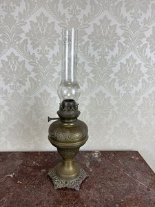 Mosazná petrolejová lampa s bohatým reliéfem