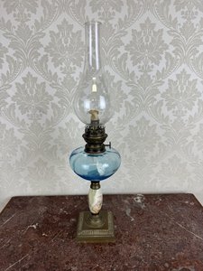 Petrolejová lampa s modrým sklem a mosaznou patkou