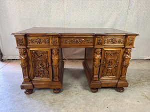 Reprezentativní psací stůl s figurami a ornamenty