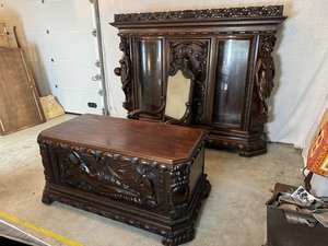 Pracovna s bohatou figurální řezbou