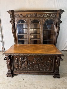 Psací stůl a knihovna s figurální výzdobou