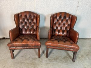 Pár pohodlných křesel v Chesterfield stylu