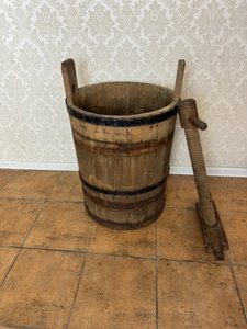 Dřevěný kvasný sud na zelí s ručním šroubovým lisem