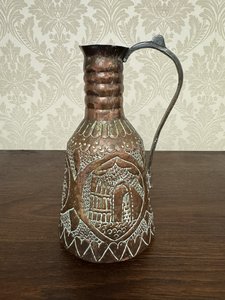 Měděný džbán s rytým architektonickým motivem