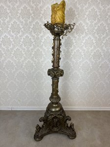 Dekorativní litinový svícen s figurálními prvky