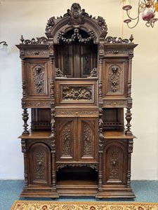 Monumentální příborník s figurální řezbou a bohatou výzdobou