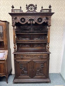 Ručně řezaná příborníková skříň s čínskými výjevy, rok 1890