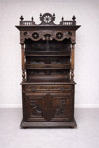 Ručně řezaná příborníková skříň s čínskými výjevy, rok 1890