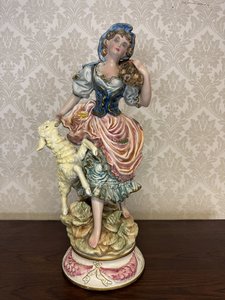 Porcelánová soška dívky s jehnětem