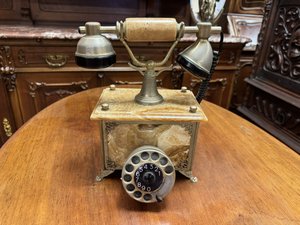 Telefon s onyxovým tělem a kovovými detaily