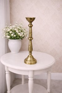 Mosazný svícen s vyřezávanými detaily