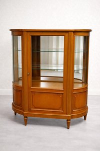 Elegantní vitrína s oblými boky