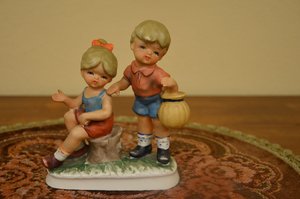 Porcelánová soška dětí s košíkem