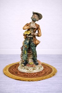 Porcelánová soška hudebníka s kytarou