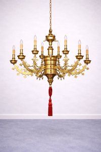 Masivní osmiramenný lustr  s klasicistními prvky