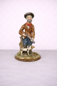 Porcelánová soška lovce se psem