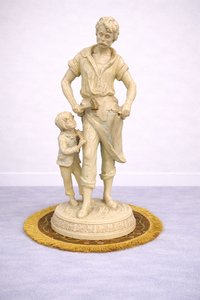 Soška otce s dítětem, symbolizující život na venkově