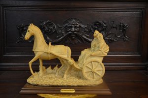 Porcelánová soška vozu taženého koněm