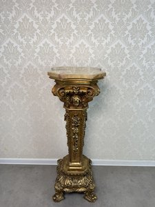 Zdobený konzolový sloup s mramorovou deskou