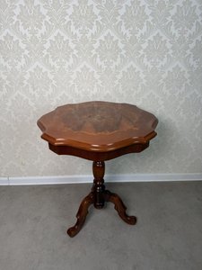 Stolek s květinovou intarzií