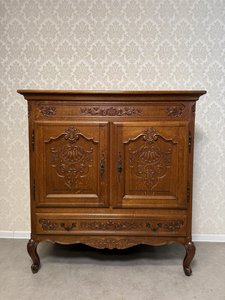 Skříňka s plastickým řezbováním