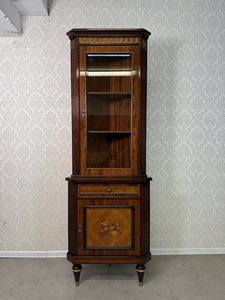 Rohová vitrína s intarzií