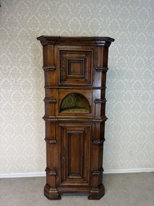 Rohová skříňka s kazetovými dvířky