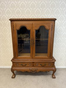 Vitrína s prosklenými dvířky