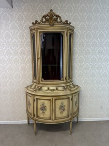 Vitrína s ručně malovaným dekorem