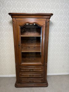 Vitrína s prosklenými dvířky