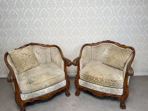 Starožitnéčalouněné křeslo s řezbovanými lvími tlapami, cena za ks