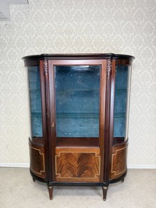 Prosklená vitrína s modrým textilním pozadím