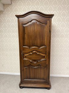 Jednokřídlá šatní skříň