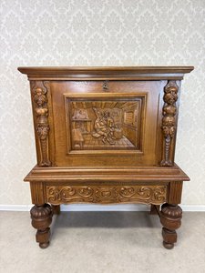 Kabinet s figurálními sloupky