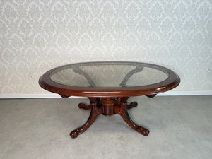 Oválný konferenční stolek