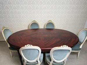Oválný jídelní stůl se šesti židlemi