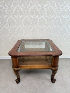 Konferenční stolek se skleněnou deskou