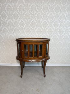 Elegantní oválná prosklená vitrína