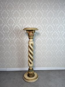 Dřevěný sloup s točeným tělem a korintskou hlavicí