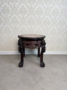 Řezbovaný dřevěný stolek s mramorovou deskou