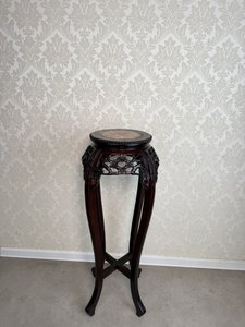 Vysoký orientální květinový stolek