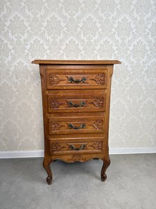 Komoda se zásuvkami, reliéfními motivy