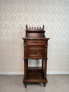 Noční stolek s mramorovou deskou