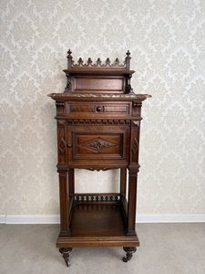 Noční stolek s mramorovou deskou