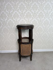 Kulatý dřevěný stolek s výpletem